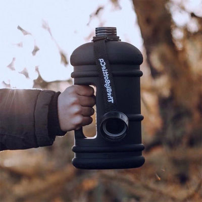Оставайтесь увлажненными на ходу с нашей 2,2-литровой бутылкой с водой без BPA и пищевого качества
