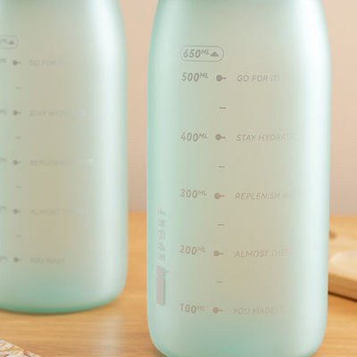 Наполненный спортивный спортзал портативный без BPA пластиковый спортивный бутылка с водой со временем